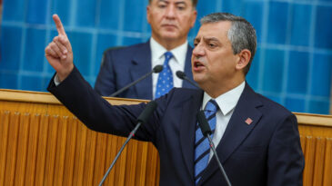 &Ouml;zg&uuml;r &Ouml;zel: Beni seven arkamdan gelsin
