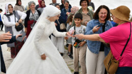 Pamukkale'de Fotoğraf Çekimi Yapan Çifte Sürpriz Takı Töreni