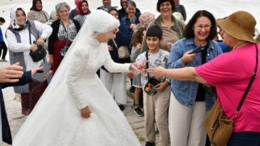 Pamukkale'de Fotoğraf &Ccedil;ekimi Yapan &Ccedil;ifte S&uuml;rpriz Takı T&ouml;reni