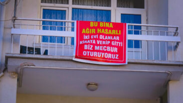 Pankartı G&ouml;renler Bir Daha Baktı: İki Evi Olanlar Kiraya Verip Gitti