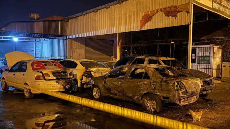 Park Halinde 5 Ara&ccedil; Kundaklandı