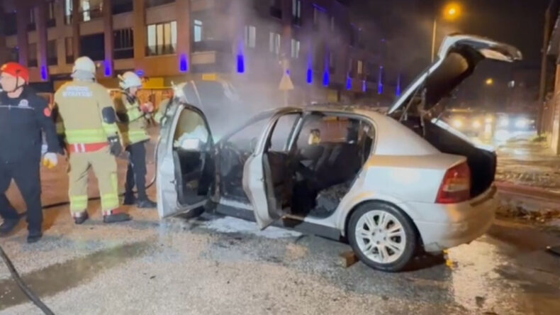 Park Halindeki Otomobil Alev Alev Yandı