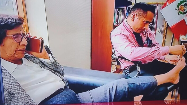 Peru'da Şok Edici Görüntüler: Danışman, Vekilin Ayak Tırnaklarını Kesti