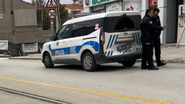 Polis Aracına &Ccedil;arpıp Ka&ccedil;tı
