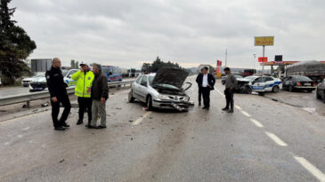 Polis Aracının Karıştığı Kazada 3 Yaralı