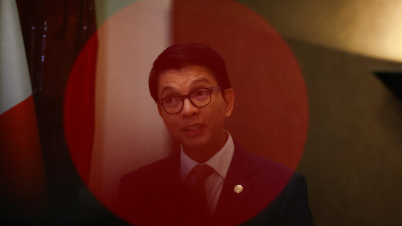 Polis de Z Kuşağı'nın Tarafında: İstifa Etmeyi Reddeden 'Firari' Lider, Meclis'i Feshetti