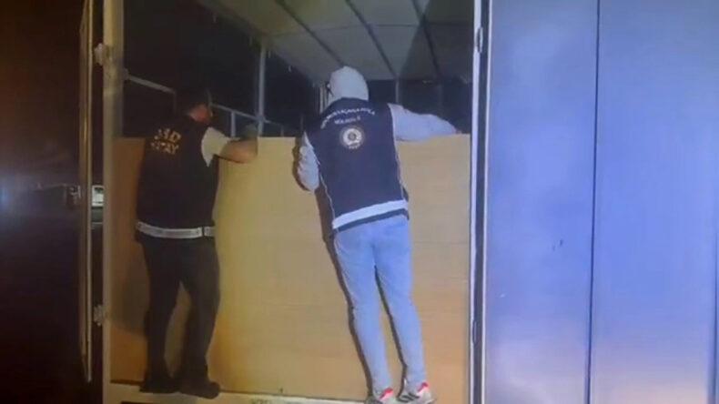 Polisin Durdurduğu Kamyondan 31 G&ouml;&ccedil;men &Ccedil;ıkarıldı