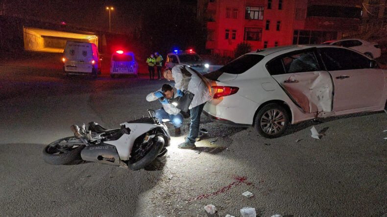 Polisten Ka&ccedil;an Motosiklet, Otomobile &Ccedil;arptı: İki Yaralı