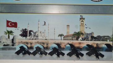 Poşetten silahlar çıktı, tutuklandı