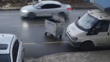 R&uuml;zgarın G&uuml;&ccedil;l&uuml; Etkisiyle S&uuml;r&uuml;klendi: &Ccedil;&ouml;p Konteyneri Trafik Tehlikesi Yarattı