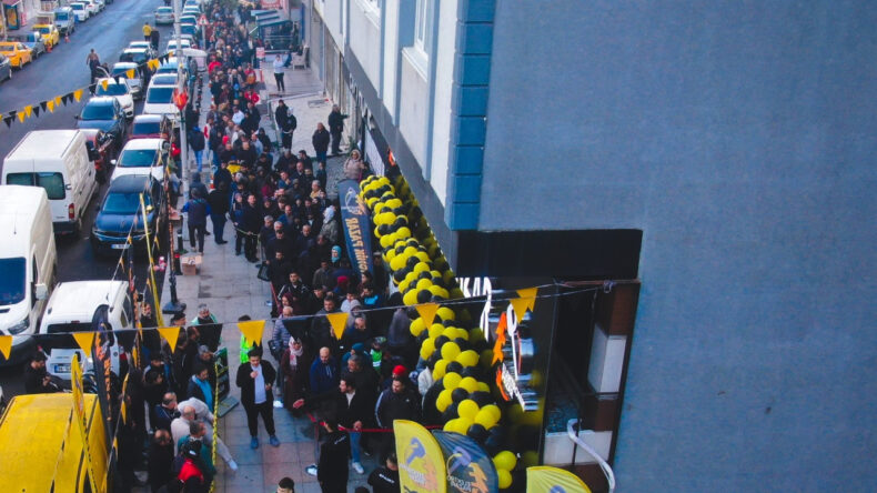 Sabaha kadar beklediler: 1000 TL'lik ürün 100 TL'ye düştü, izdiham oldu