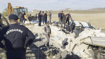 Şarampole Devrilen Tırın Şof&ouml;r&uuml; Kum Altında Hayatını Kaybetti