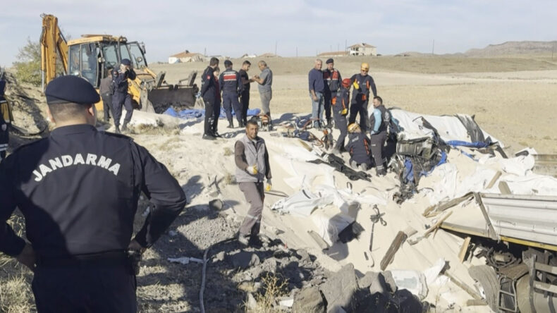 Şarampole Devrilen Tırın Şoförü Kum Altında Hayatını Kaybetti