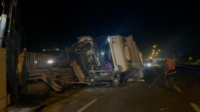 Şeker yüklü TIR devrildi: Bariyerleri biçip yan yattı