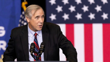 Senat&ouml;r 22 Saat Boyunca Konuşarak Trump'ı Sert Bir Şekilde Eleştirdi