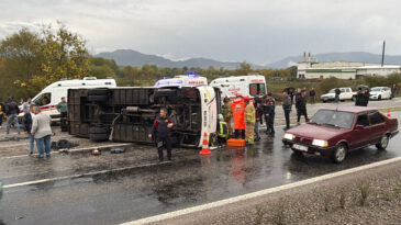 Servis Midib&uuml;s&uuml;n&uuml;n Devrilmesi: 1 &Ouml;l&uuml;, 19 Yaralı