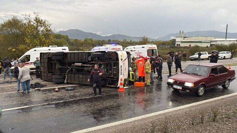 Servis Midibüsünün Devrilmesi: 1 Ölü, 19 Yaralı