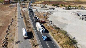Seyir Halinde Olan Tır Devrildi