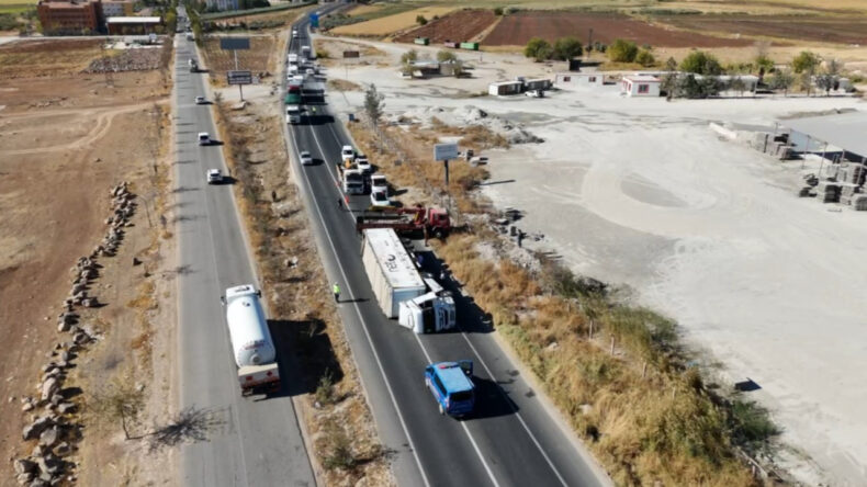 Seyir Halinde Olan Tır Devrildi