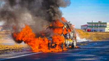 Seyir Halindeki Otomobil Alev Alev Yandı