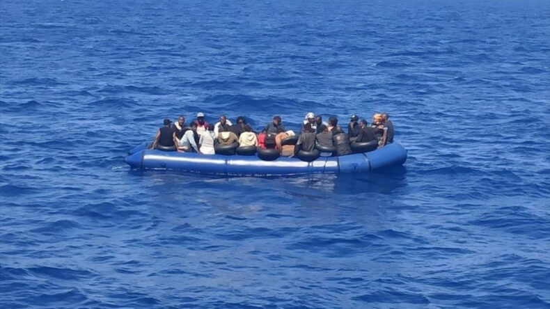 Sığınmacıların Botu Kayalıklara Çarptı: 2 Ölü, 10 Yaralı