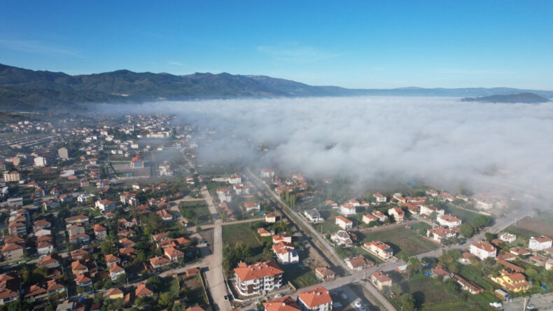 Sındırgı'da Deprem Bölgesinde Sis Etkili Oldu