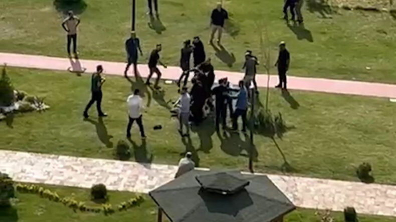 Site Bahçesinde Çatışma: Dört Yaralı