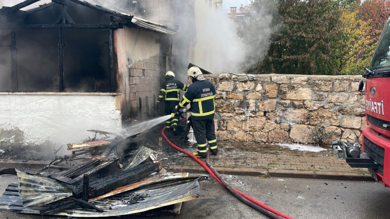 Sivas’ta İki Katlı Ev Yandı: Kundaklama Şüphesiyle Bir Kişi Gözaltında