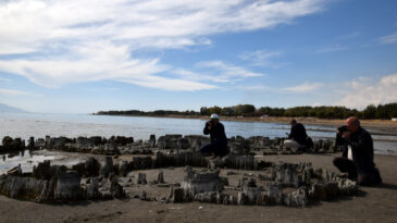 Sular &Ccedil;ekildi, Fotoğraf&ccedil;ılar Akın Etti: Van G&ouml;l&uuml;'nde Şaşırtan Manzara