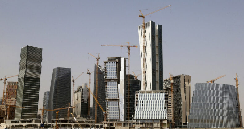 Suudiler Çıldırdı: 300 Bin Oda Geliyor…