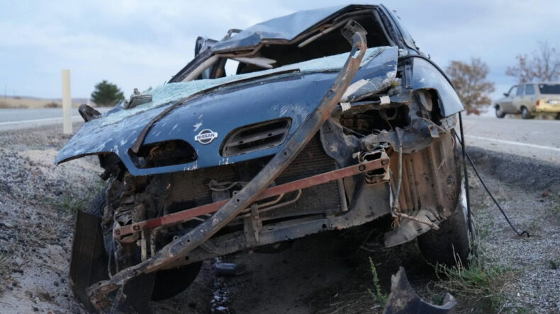 Takla atan otomobil hurdaya döndü