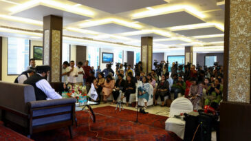 Taliban Bakanı Kadın Gazeteciler Karşısında Zor Anlar Yaşadı