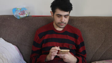 Telefon Bağımlılığı Hakkında Gen&ccedil;ten Ailelere Uyarı: &ldquo;K&uuml;&ccedil;&uuml;kken Telefon Vermeyin&rdquo;