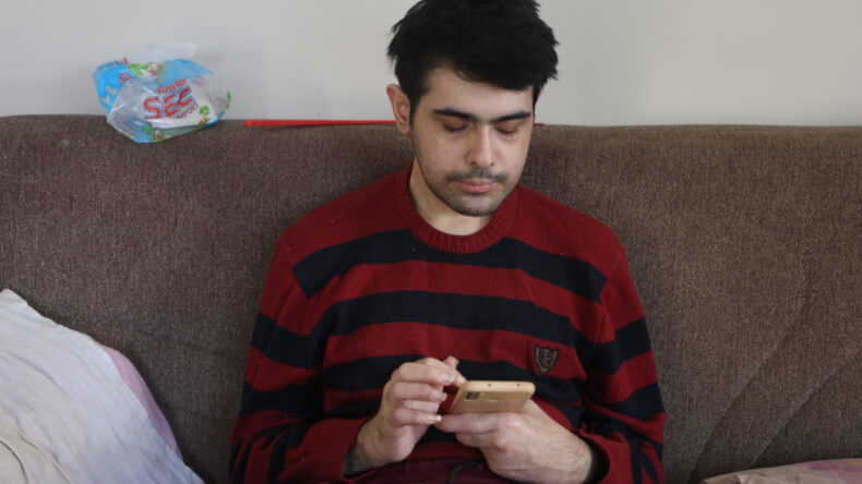 Telefon Bağımlılığı Hakkında Gençten Ailelere Uyarı: “Küçükken Telefon Vermeyin”