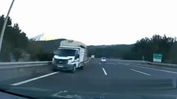 Ters Yönde Seyreden Kamyonet Korku Dolu Anlar Yaşattı