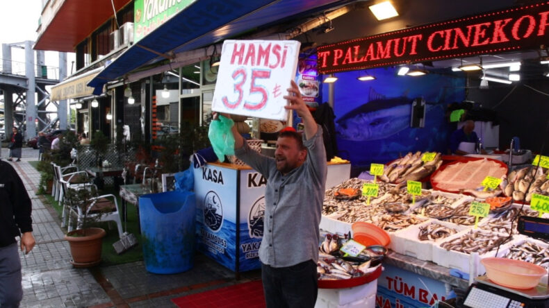 Tezgahlarda hamsi bolluğu: Kilosu 35 liraya düştü