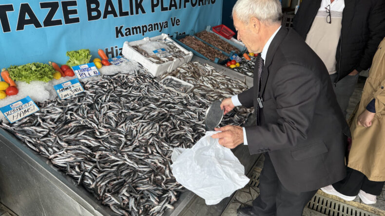 Tezgahta Hamsi Fırtınası: Fiyatlar D&uuml;şt&uuml;, Vatandaşlar Akın Etti