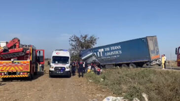 TIR ile otomobil &ccedil;arpıştı: 1 &ouml;l&uuml;