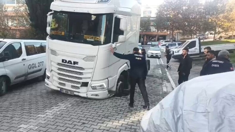 TIR Yolda Sıkıştı