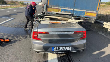 TIR'a &Ccedil;arpan Otomobilin S&uuml;r&uuml;c&uuml;s&uuml; Hayatını Kaybetti