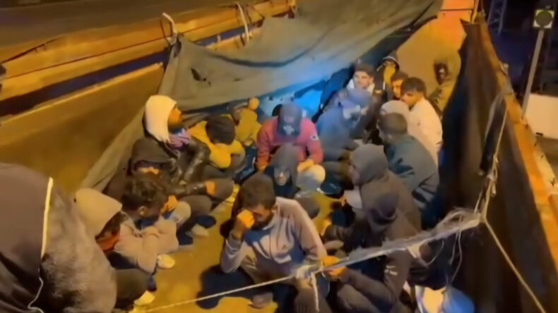 TIR’dan 28 Kaçak Göçmen Çıktı: Şoför Tutuklandı
