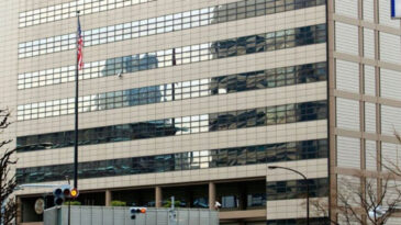 Tokyo'da b&uuml;y&uuml;kel&ccedil;ilik &ccedil;evresinde bı&ccedil;aklı saldırgan paniği