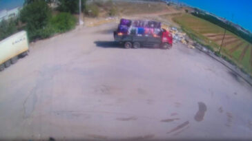 Tonlarca Tekstil Atığı Sahile D&ouml;kt&uuml;, Polis Devreye Girdi