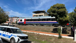 Torununu Kurtarmaya Çalışırken Trenin Çarpması Sonucu Yaralandı