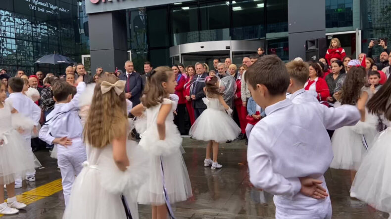 Trabzon'da Cumhuriyet Y&uuml;r&uuml;y&uuml;ş&uuml; Sağanak Yağmur Altında Ger&ccedil;ekleşti