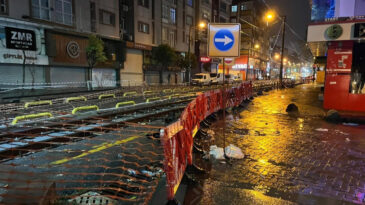 Tramvay Yoluna Giren Ara&ccedil;, Raylarda Sıkıştı