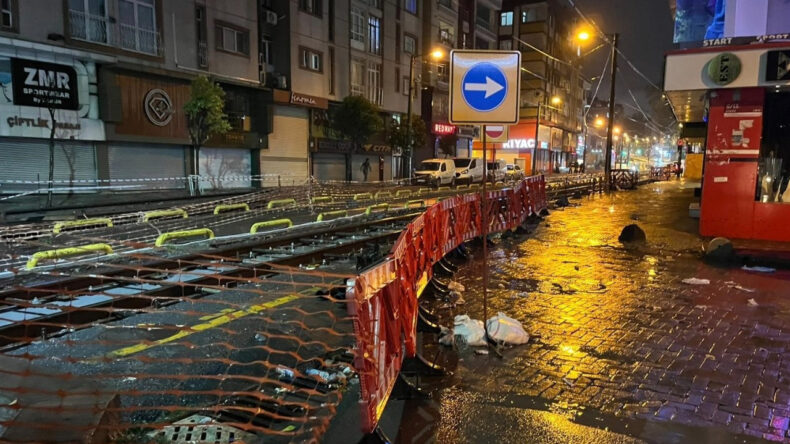 Tramvay Yoluna Giren Ara&ccedil;, Raylarda Sıkıştı