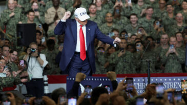 Trump Askerlerle Buluştu: "Fazla Yakışıklısınız"