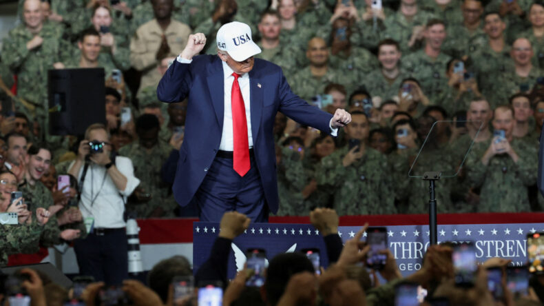 Trump Askerlerle Buluştu: "Fazla Yakışıklısınız"