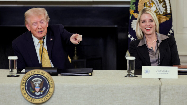 Trump, Fransız Gazeteciye Zorbalık Etti: Aksanın Güzel Ama…